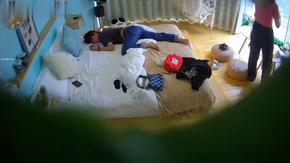 安防酒店摄像头偷拍 假期旅游的年轻帅哥美女穿上性感情趣内衣和男友激情啪啪