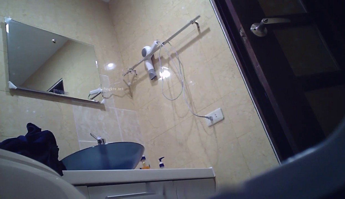 水电工酒店浴室暗藏摄像头 偷拍两位漂亮的小姐姐洗澡洗鲍鱼
