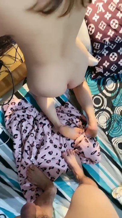 蜜桃臀蝴蝶逼看着贼拉带劲的小少妇跟小哥激情啪啪，让小哥草嘴舔弄深喉，激情后入上位强烈的视觉冲击干菊花