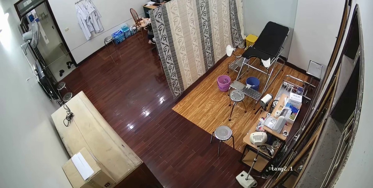 《医院监控破解》男医生和相好的在办公室偷情 再顺便帮她检查一下阴道有没有炎症
