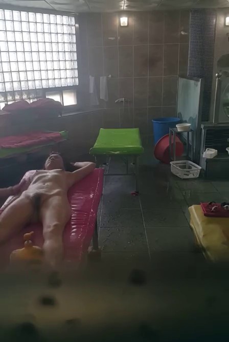 大神男扮女装潜入大众澡堂子偷拍 多位好身材的少妇洗澡搓背