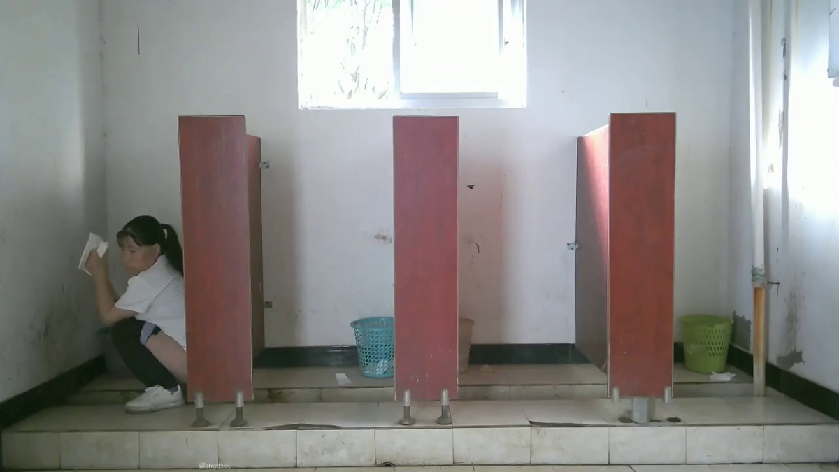 10月最新流出佼佼者厕拍 系列苏州工业园电子厂女工宿舍女厕1镜4位置偷拍女工早上起床尿尿