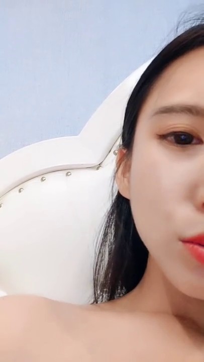 很有感觉的丝袜小姐姐，露脸自己抠着骚逼就尿了真刺激，特写展示，撅着屁股发骚浪叫表情真淫荡，洗澡诱惑