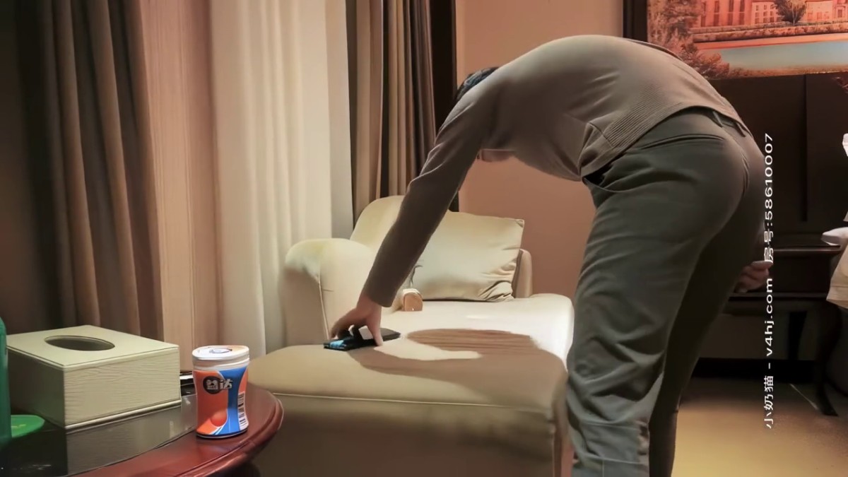 高冷女神明星脸妹子 高颜值性感黑衣妹子第1场，沙发上数钱，床上艹逼大屌征服！