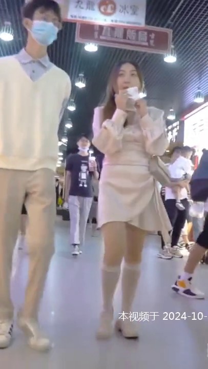 抄底偷拍白丝小骚妹 诱人的白色内裤 这腿太赞了