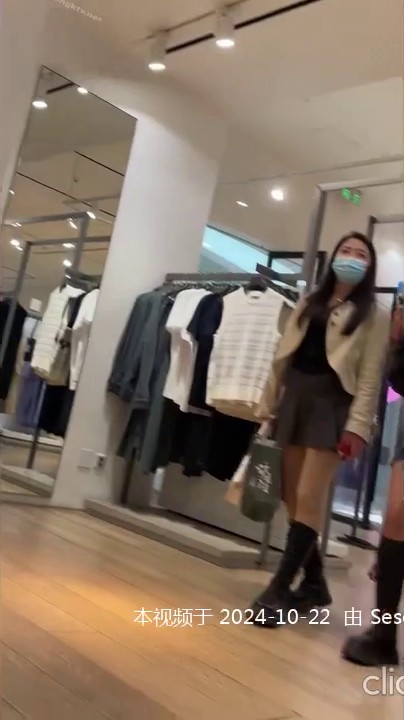 合集版） 偷拍抄底 小姐姐少妇 逛商场被痴汉紧紧跟随偷拍裙底 pt.3