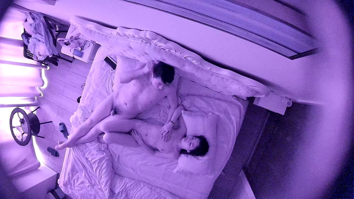 贵在真实宾馆纯上帝视角偸拍，一对偸情男女开房激情造爱，饥渴难耐进屋就开始搞起来，美女呻吟声太撩人了