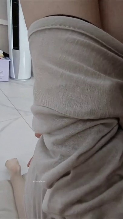 2024年，【重磅核弹】20岁女大学生，【奶妮】，邻家小妹被大叔干，沙发上足交口交啪啪，清纯可爱