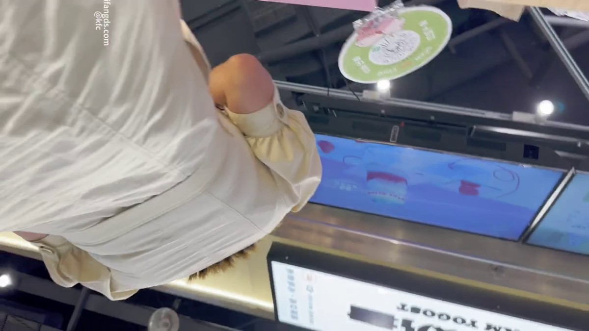 大神KFC美食广场尾随偷拍 长裙靓女和闺蜜买小吃光腿性感镂空丁字裤露出黑乎乎的毛