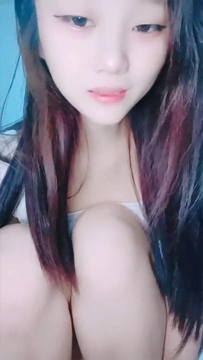 -新来的风骚小妹全程露脸让狼友忽悠的把跳蛋塞逼里堵住小口刮逼毛，跟狼友互动撩骚淫声荡语刮干净了给狼友看