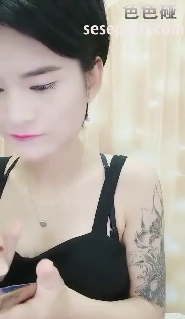 在东莞做鸡的兼职女主播直播连续接客有狼友问她一天接多少个，她居然说行行出状元