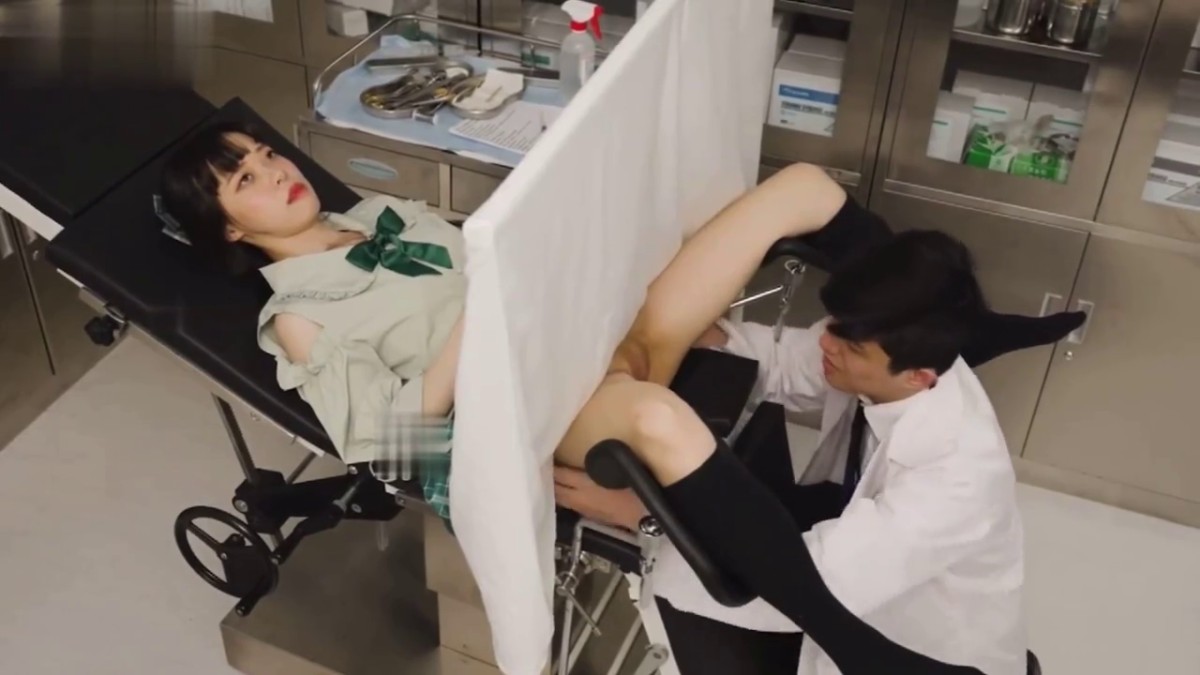 【性爱诊所】变态医生用肉棒插入确诊少女小嫩穴，诱骗纯情呆萌病患.