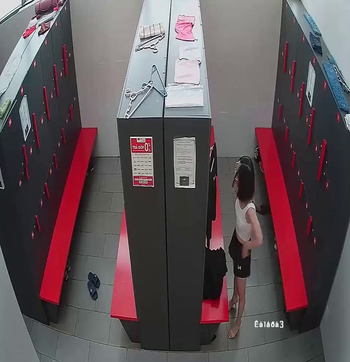 《黑客破解》澡堂子更衣室偷拍多位美女少妇换衣服