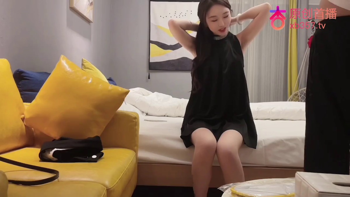 -小李探花酒店重金约炮 暑假出来兼职的大三学妹身材好奶子大