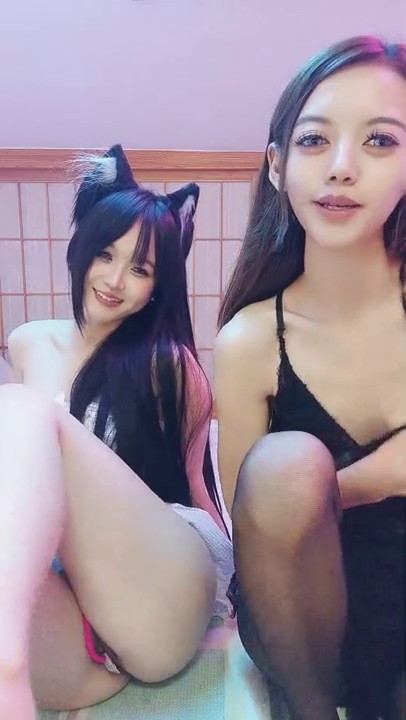 两个风骚的小太妹姐妹花全程露脸跟狼友互动撩骚听指挥，丝袜情趣揉奶玩逼，跳蛋塞逼里穿上假鸡巴内裤乱草