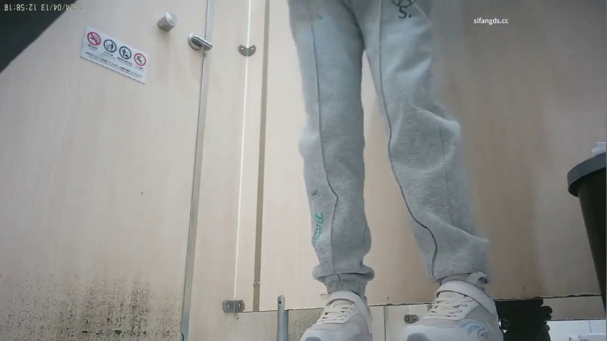 洋米糕老外终于在越南集市遇到了一个极品 审美不错 高颜值好身材背部很屌的纹身 被老外大鸡巴无套爆操内射