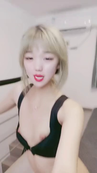 才艺女神会跳舞的七七，全程露脸集美丽粉嫩性感于一身的金牌主播激情大秀，性感裸舞一字马丝袜高跟特写骚穴