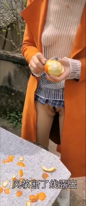 【12月无水印重磅】，推特极限露出天花板，反差婊【风筝断了线】福利，各种户外人前露出，勾引老头，3P.