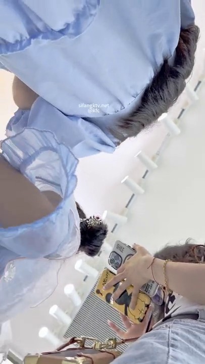 【KFC】极品牛仔裙少妇抓娃娃，弯腰时骚窄内露出一片阴唇风韵犹存骚气外露。清晰度极高