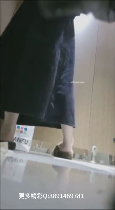 餐厅厕所偷拍有俩妹妹喝多了又吐又拉的