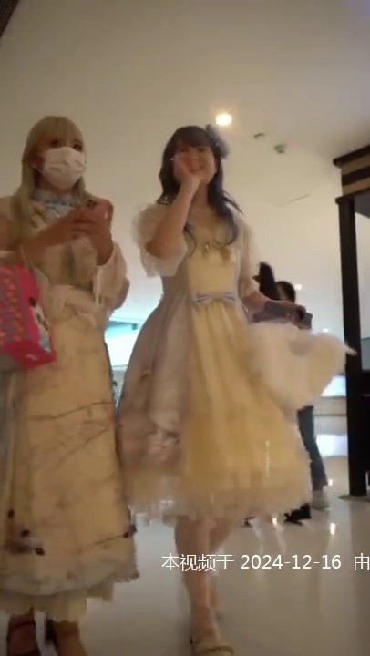 偷拍抄底COSER一箭双雕 漂亮小姐姐被尾随