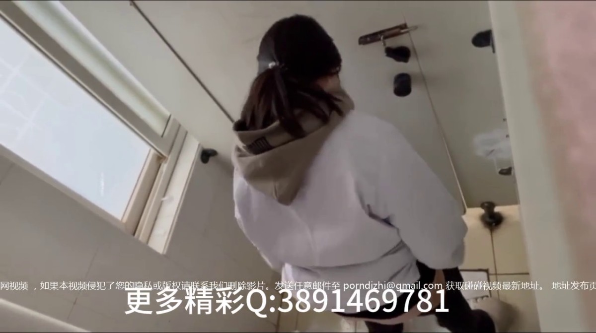 医院厕所偷拍后拍护士姐姐逼逼好嫩