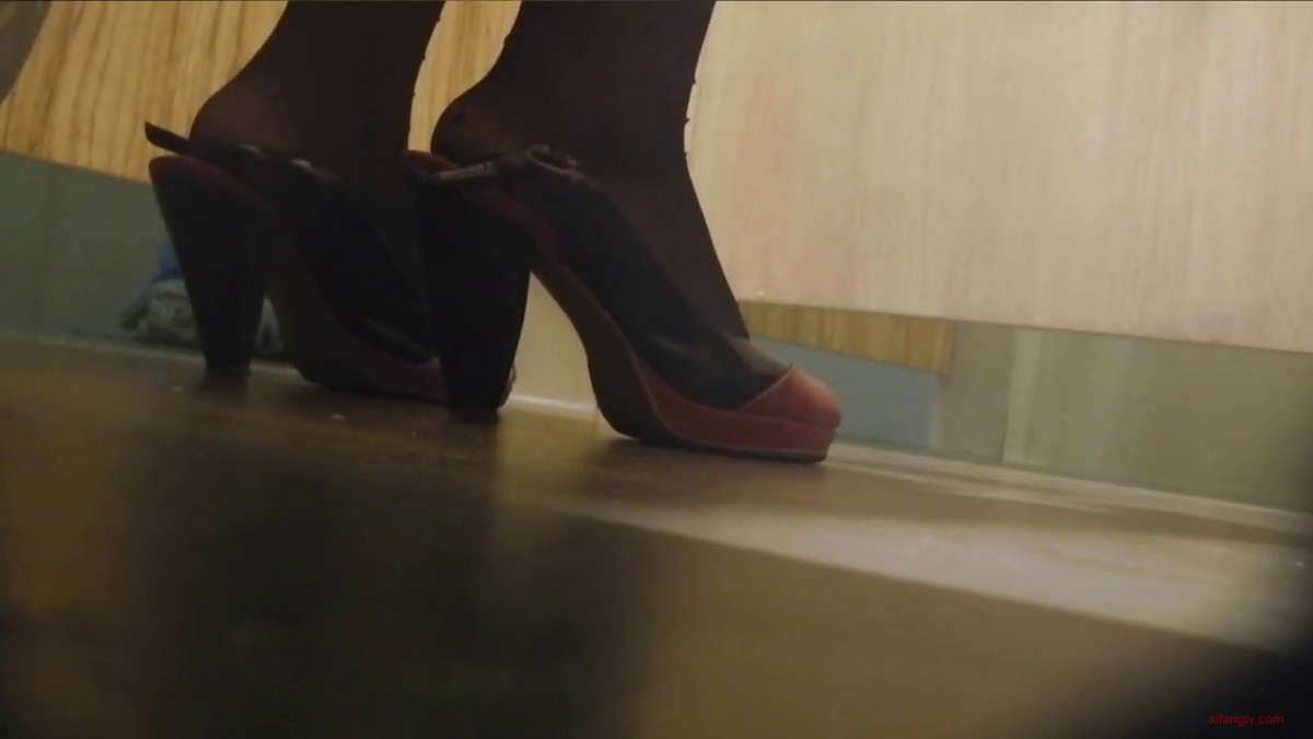 【魔手外购】，坑神藏身女厕隔间，全角度偸拍数位少女少妇方便，痔疮大的吓人啊