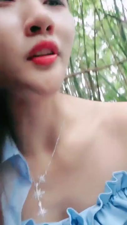 户外小仙女极品大长腿气质美女，野外山上大战性感蓝色包臀裙，头套男戴假屌抽插抬腿侧入，边操边摸奶子掰穴特写诱惑