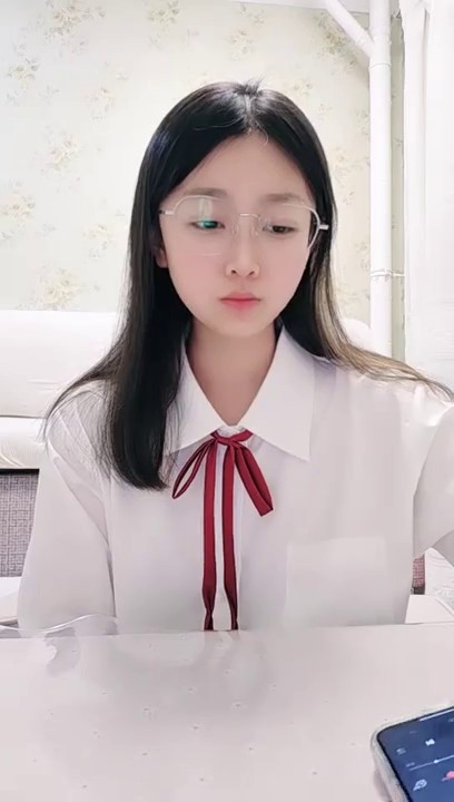 2024年12月，新人学生妹，【小肉肉】，一股清流，眼镜反差嫩妹，让人眼前一亮，初恋风纯欲脸大尺度全脱！