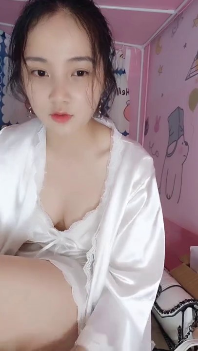 处女学生妹下海初恋的感觉，完全放不开，榜一大哥在线调教