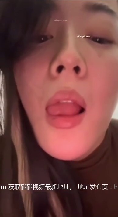 极品轻熟女：镜头前搔首弄姿 长发熟女看着实在是韵味十足，脱下紧身皮裤露出肥肥的鲍鱼 真的好想插入骚逼