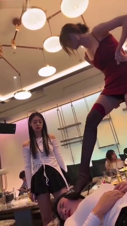 【重磅流出北京女企业家抓奸门事件】贵妇女老婆出轨社会姐男友，被抓包群殴羞辱，全程摄影