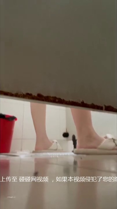 大神潜入食品厂女厕近距离贴B拍 几个美女员工的极品鲍鱼