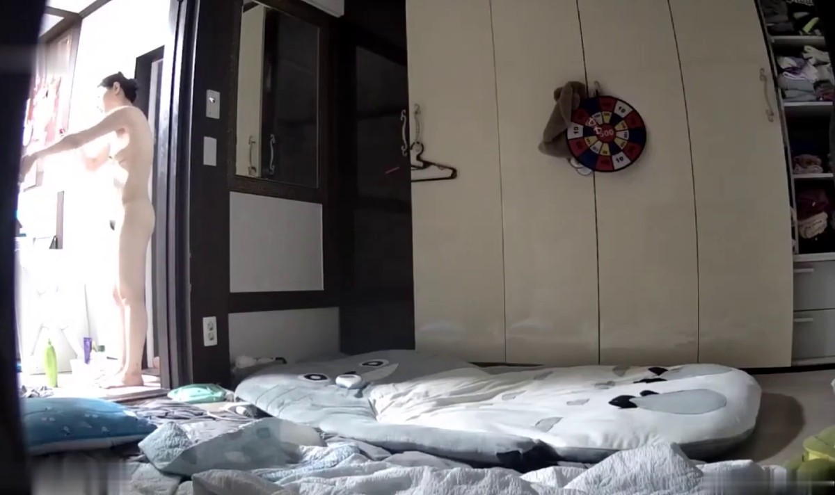 房东出租屋偷装监控偷拍 白领夫妻日常生活身材不错的女主出浴更衣.