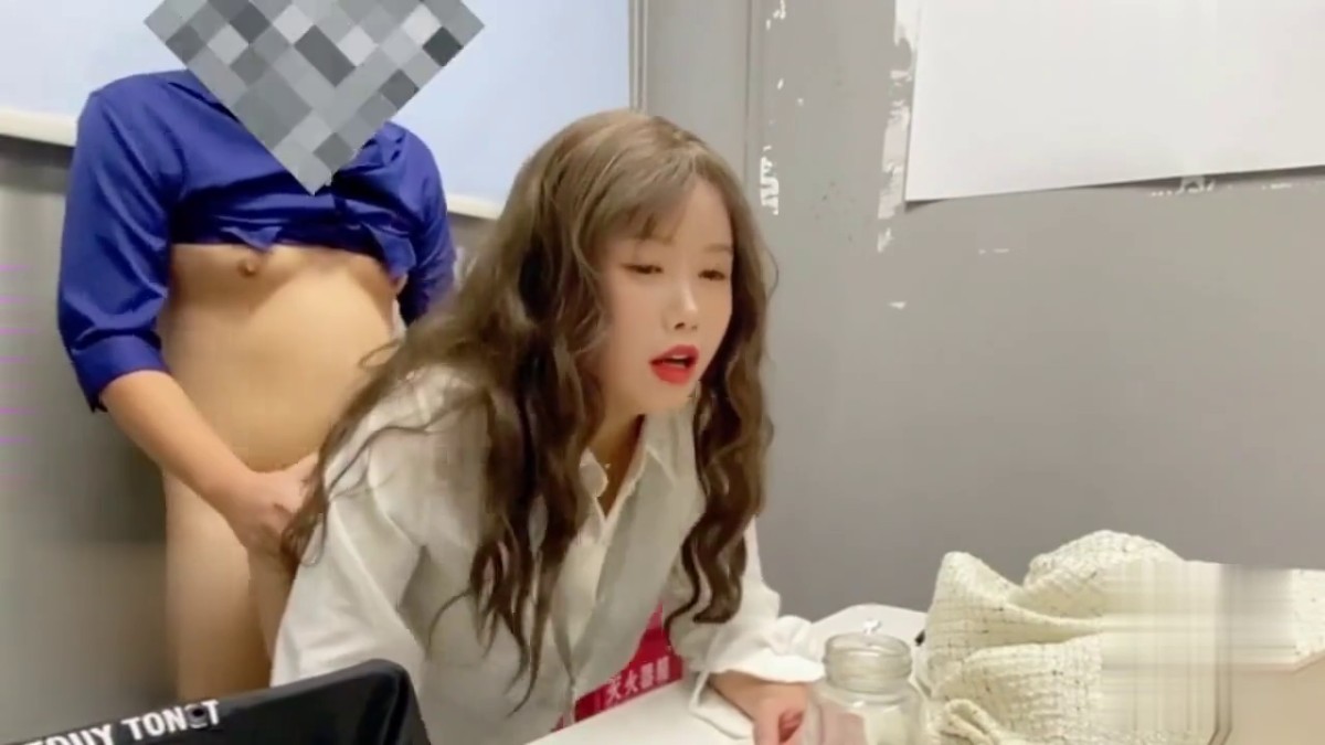 -外甥乱伦舅妈剧情 风骚白领舅妈穿着性感带爱心黑丝勾引外甥在办公室被操对白精彩