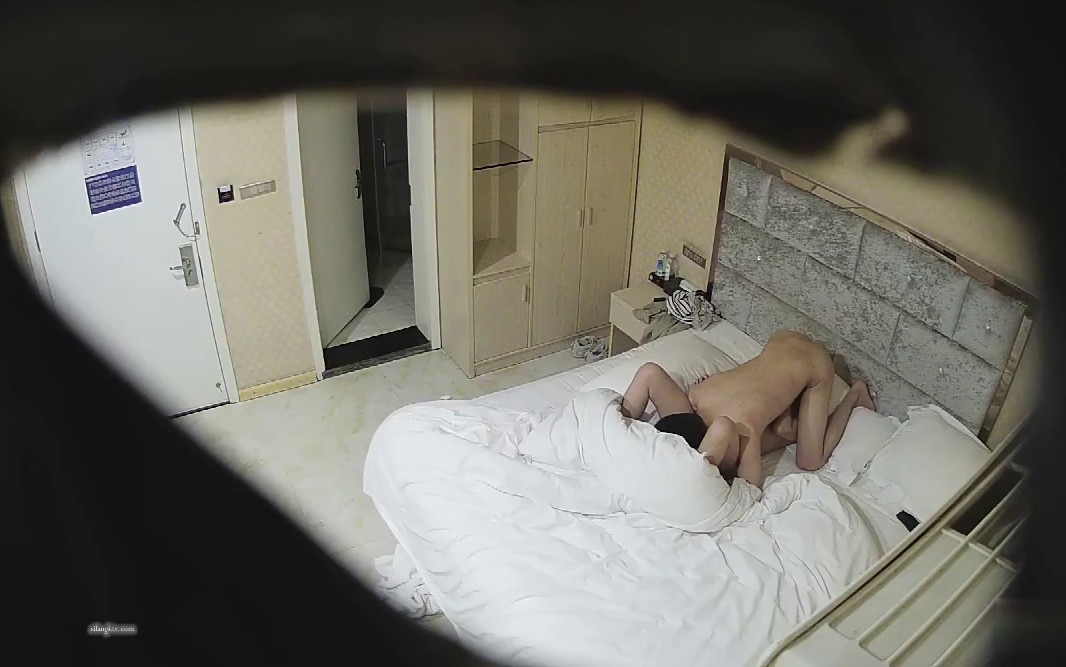 酒店摄像头稀有白色大床正面偷拍眼镜情侣晚上下班开房六九互舔热身啪啪