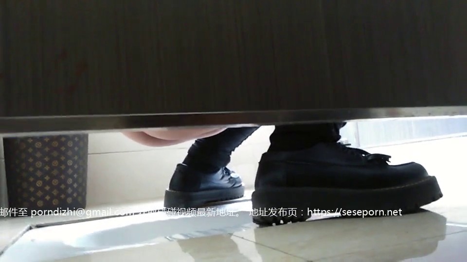 尿尿的美女 尿着尿着拉屎了