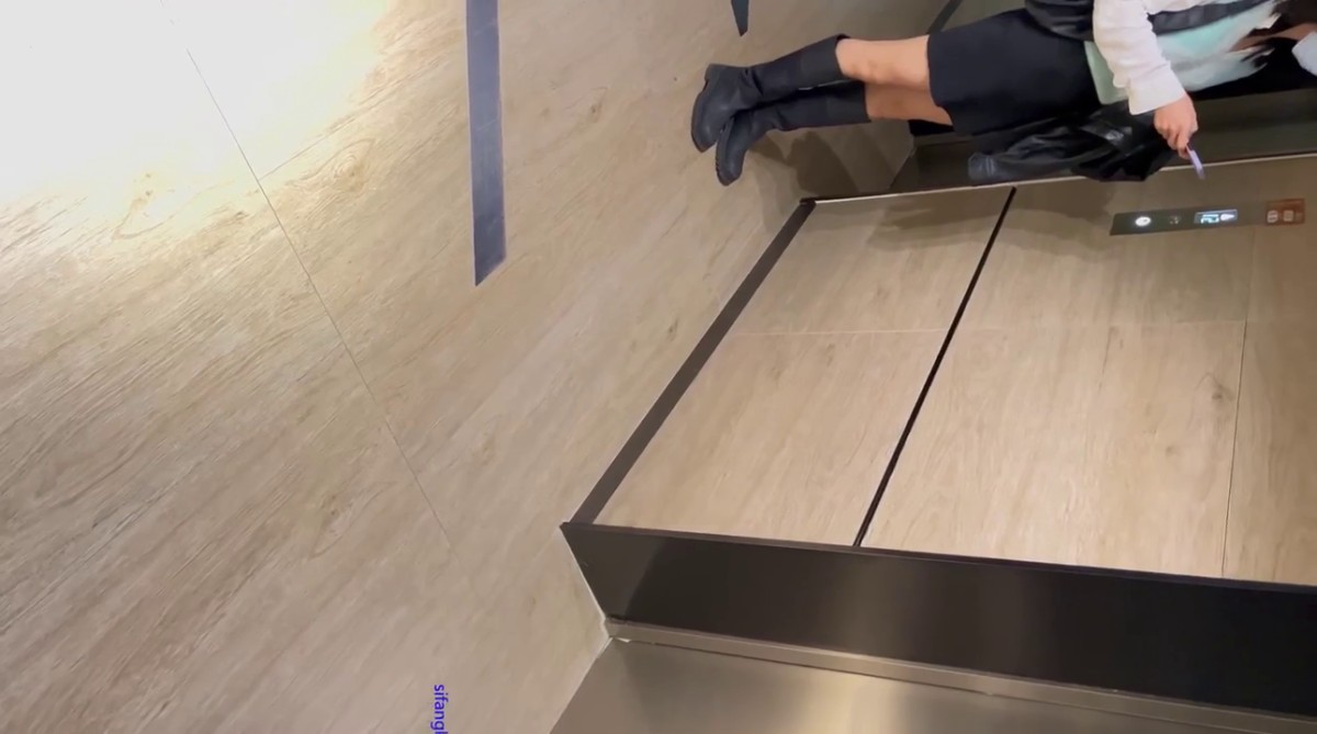 大神潜入写字楼女厕游走多个楼层一路跟踪偷拍 多位美女的各种极品鲍鱼.