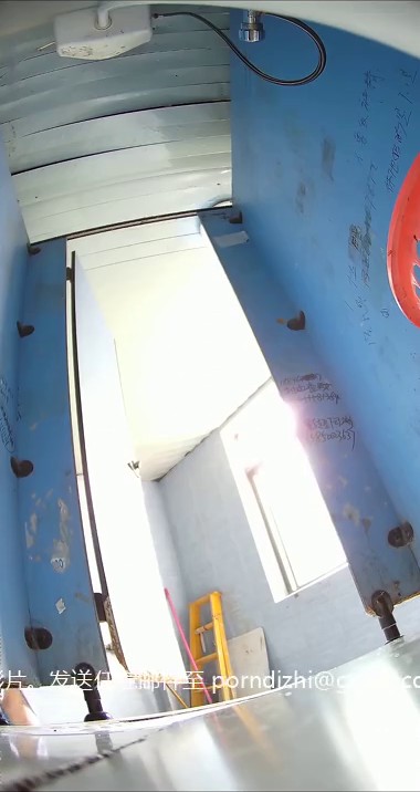 食品厂女厕全景偷拍两位美女职员 干净又肥美的大鲍鱼