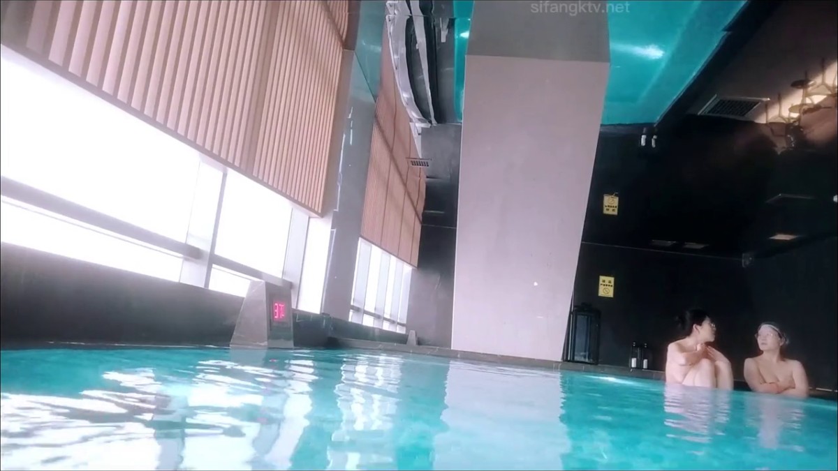 -洗浴中心内部员工偷拍 几位白白嫩嫩的美少妇洗澡泡汤