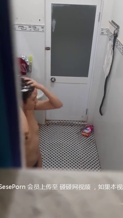 -合租房爬气窗偷拍 3个刚下班的美女洗澡洗鲍鱼.