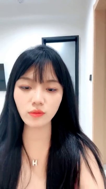 -颜值不错的姑娘一个人在宾馆发骚诱惑狼友，全程露脸揉奶玩逼舔弄假鸡巴，道具抽插自己抠，淫水多多高潮不止