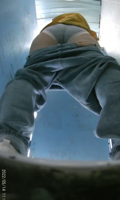 【精品厕拍】，正面高清，公寓女厕脸逼同框偸拍，超多小姐姐方便，亮点多多，非常真实