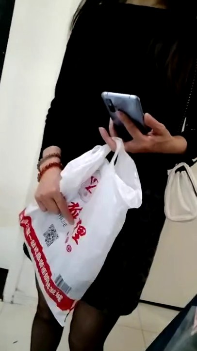 母子乱伦水杯里下药迷奸妈妈，撩起豹纹短裙，扒开丝袜解开内裤，厨房后入大肥臀，插入一线天肥穴.