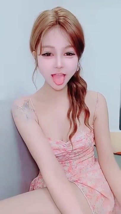 【2025年新品】，身材娇小，私处肥厚，网红骚姐姐 小小榨汁精 福利，大号道具自慰流白浆，无套肏翻白眼