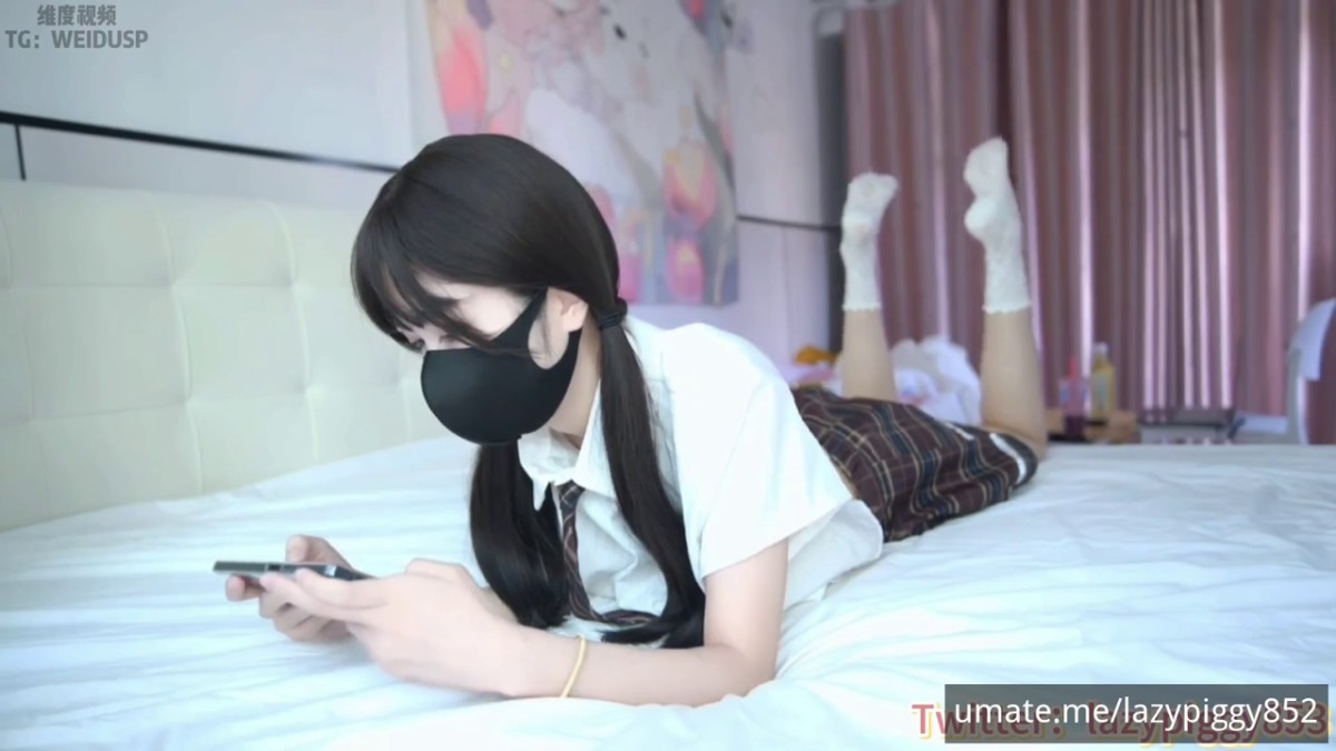 外表清纯实际放荡反差白虎女大「lazypiggy懶懶豬」《甜美游戏陪玩》，女陪玩玩到一半被强行推倒插入，无套内射白虎嫩穴