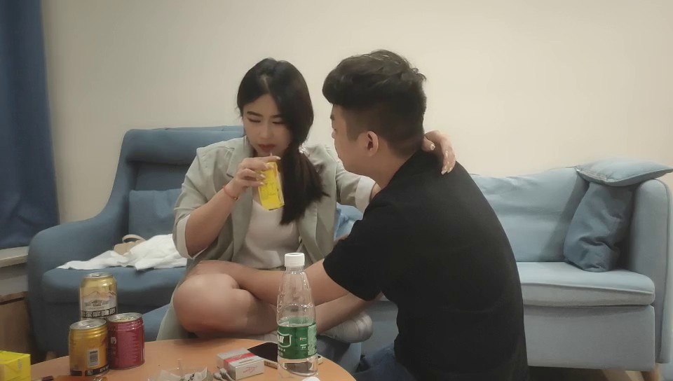 小胖哥酒店2000约炮有点婴儿肥的小姐姐换上黑丝各种啪啪.