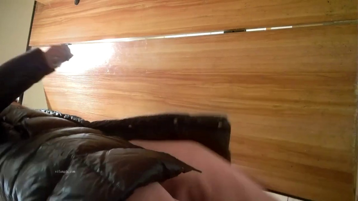 3月新流出魔手外购❤️商场女厕高清后拍美女尿尿2羽绒服靓妹憋了很久没完全蹲下就喷射6