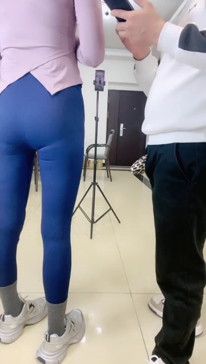 小嫂子在家锻炼身体 曼妙的身材让人欲罢不能根本受不了，直接脱掉插入鸡巴狂艹