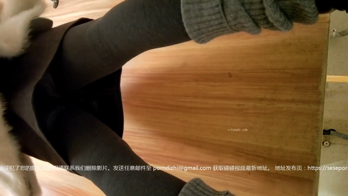 3月新流出魔手外购❤️商场女厕高清后拍美女尿尿裤袜美女的阴道口白色分泌物1